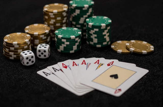 Blackjack-Karten und W&uuml;rfel auf dunklem Filz mit Chips im Lime-Glow - Tischspiele bei Golazzo