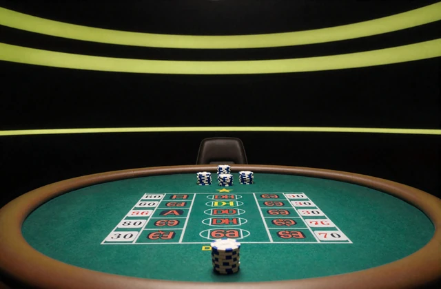 Live-Dealer-Tisch mit gr&uuml;nem Filz unter Stadionlicht - Golazzo Live-Casino