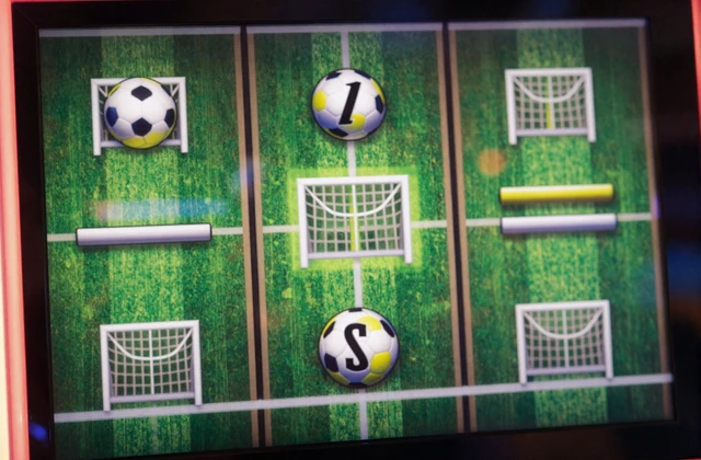Football-Slot-Walze mit Rasenmuster und Tor-Symbolen - Goalzz Slots im Golazzo Casino