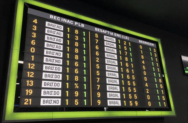 Leuchtende Quotentafel mit goldenen Boosted Odds und Football-Spielen - Golazzo Sportwetten-Aktionen
